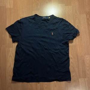 Mörkblå t-shirt från Polo Ralph Lauren - Mörkblå t-shirt från Polo Ralph Lauren med klassisk broderad häst på. Tveka inte på att skriva ifall du undrar nåt!✨