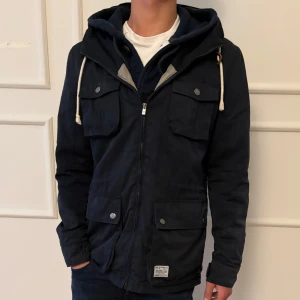 Jack & Jones jacka - Otroligt fet jacka ifrån jack and jones med stilrena fickor😵‍💫                                                               Hör av er vid funderingar!