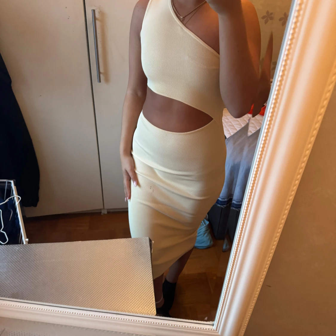 Beige one shoulder midiklänning - 1