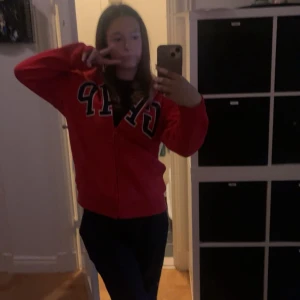 GAP zip hoodie - Röd gap zip hoodie i storlek 152-158 som passar mig som brukar ha storlek xxs-xs ☺️