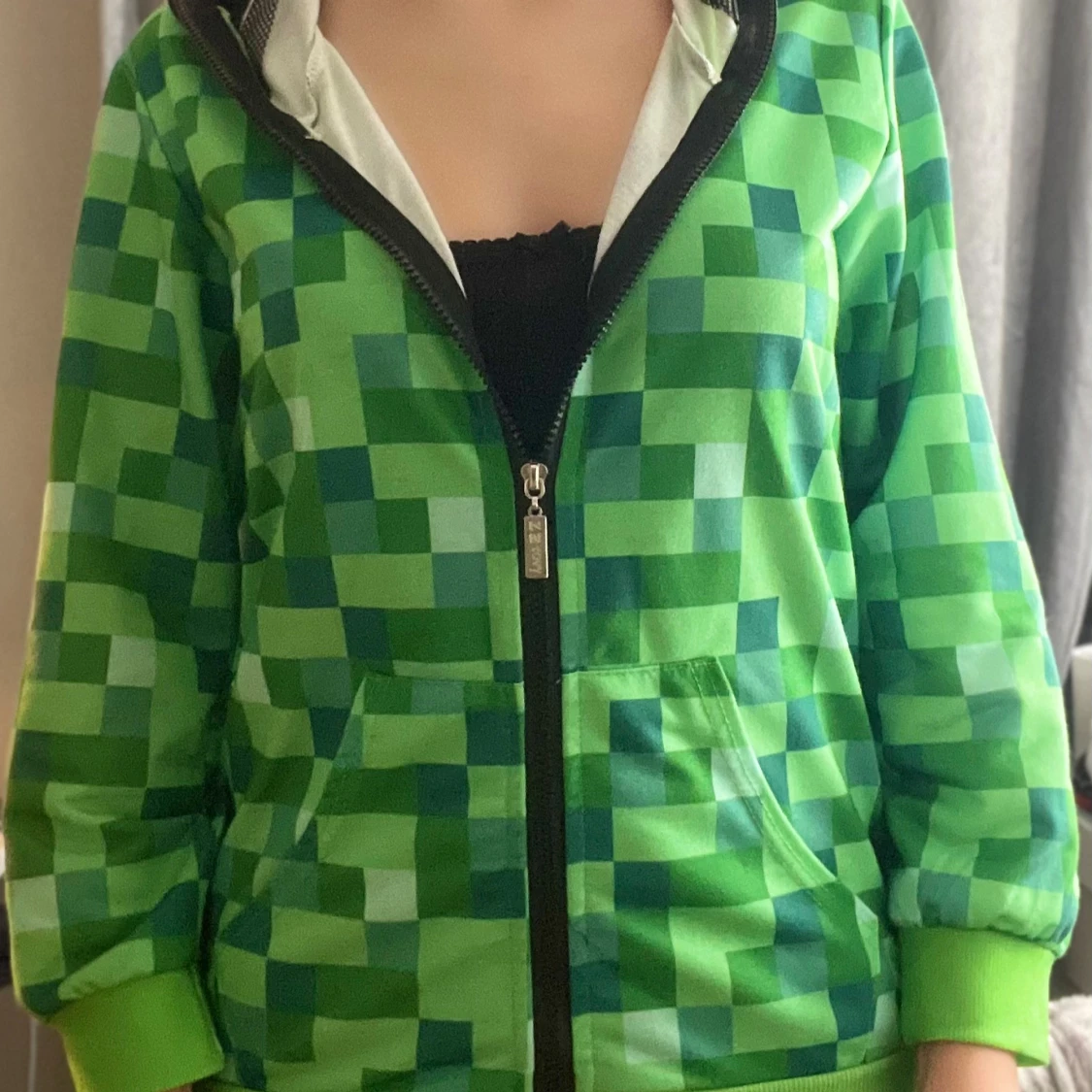 Grön hoodie med pixelmönster