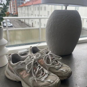 New balance skor - I använd skick, i storlek 36,5 men passar mig som är 37 oftast.