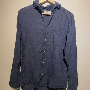 Blå linneskjorta från Hampton Republic - Snygg blå skjorta från Hampton Republic i regular fit. Skjortan är tillverkad i linne! 