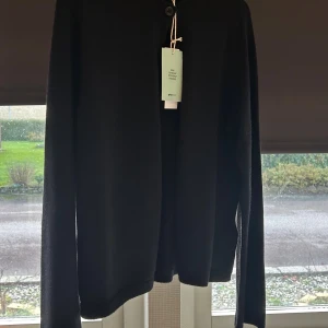 Långärmad kofta  - Långärmad kofta från Gina i storlek S. Helt ny då jag har en liknande. Det är en knapp på koftan. Ser bra ut med linne under!  Skriv för fler bilder 😊