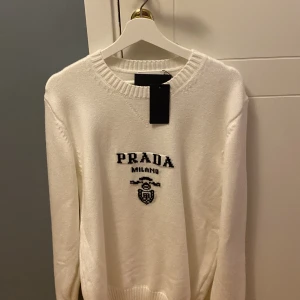 Prada Sweater - Säljer denna Prada tröja i storlek S. Helt ny och vill få bort den så snabbt som möjligt så därav bra pris. De är lyxiga men vanlig modell inom Prada så därav rätt så bra Pris.