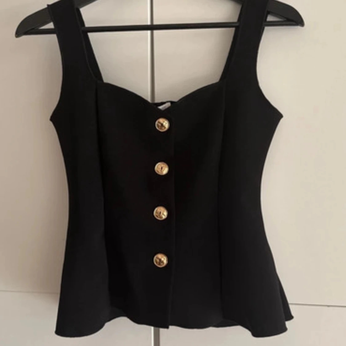 linne med guldknappar