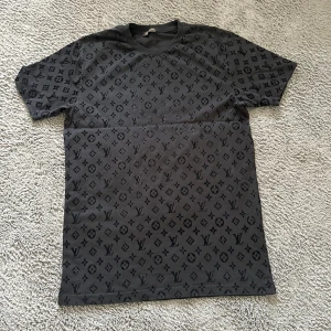 Svart T-shirt  - En fin svart T-shirt från Zara. Med ett unikt mönster på🔥Använt ett par gånger men de märks inte! 