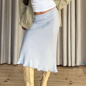 Kjol - Supersnygg ljusblå kjol i så mjukt och skönt silkeslent material. Passar perfekt för alla årstider och tillfällen. I nyskick. Aldrig kommit till användning förutom en gång. Köpt från Djerf Avenue för 1100kr