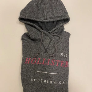 Vintage Hollister hoodie S - Vintage archive Hollister hoodie //  Storlek S //  Mycket bra skick //  Skriv vid minsta fråga eller fundering💯🤝