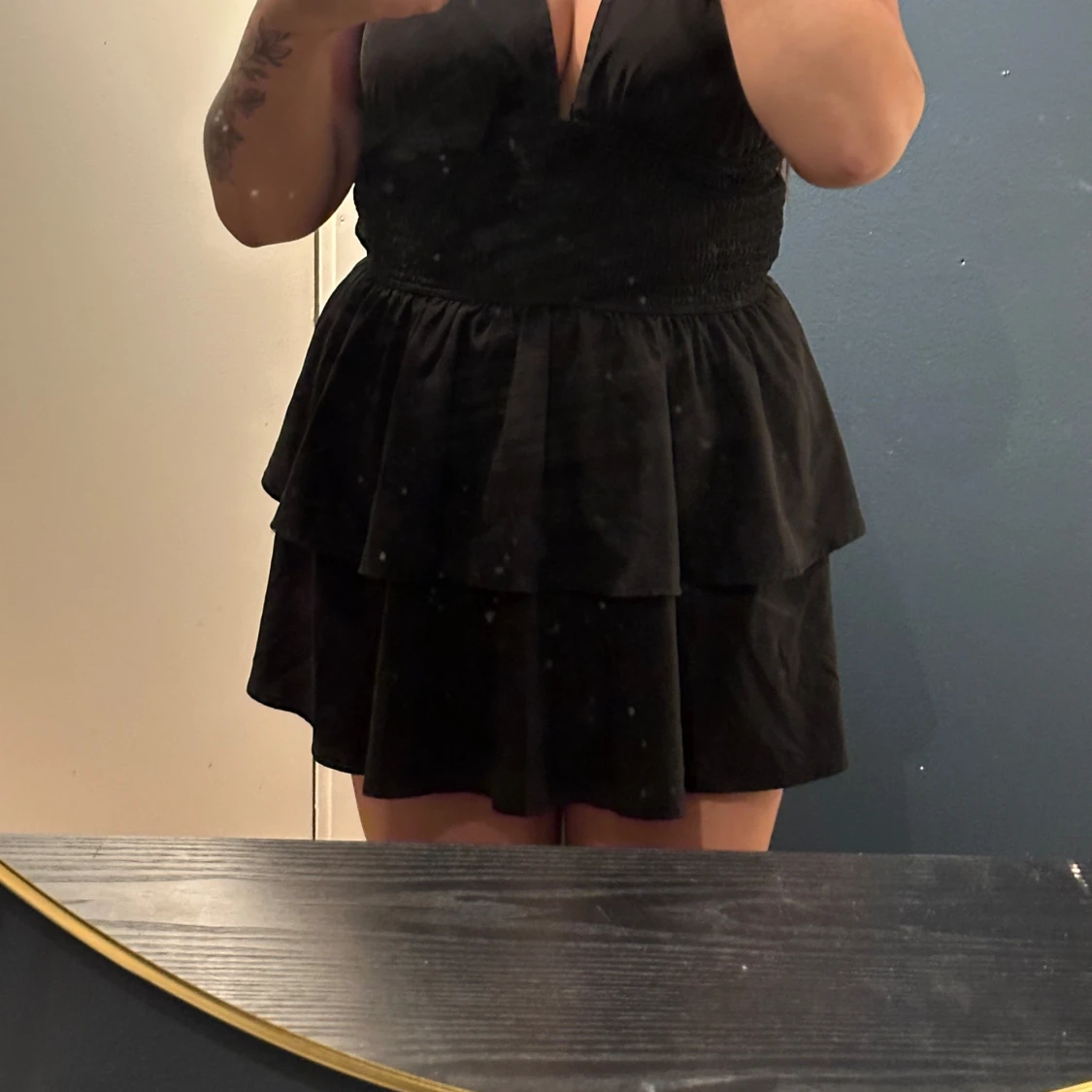 Svart kort volangklänning med knyt - 2