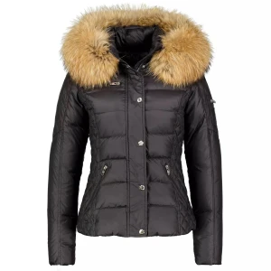 Svart pufferjacka med päls - Snygg svart pufferjacka med stor fluffig päls runt huvan. Jackan har quiltad design, dragkedjor på fickorna och knappar framtill. Perfekt för kalla dagar! Jackan är i modell Zora från Rock and Blue, storlek 38. Fint skick! Och jätteskön😍