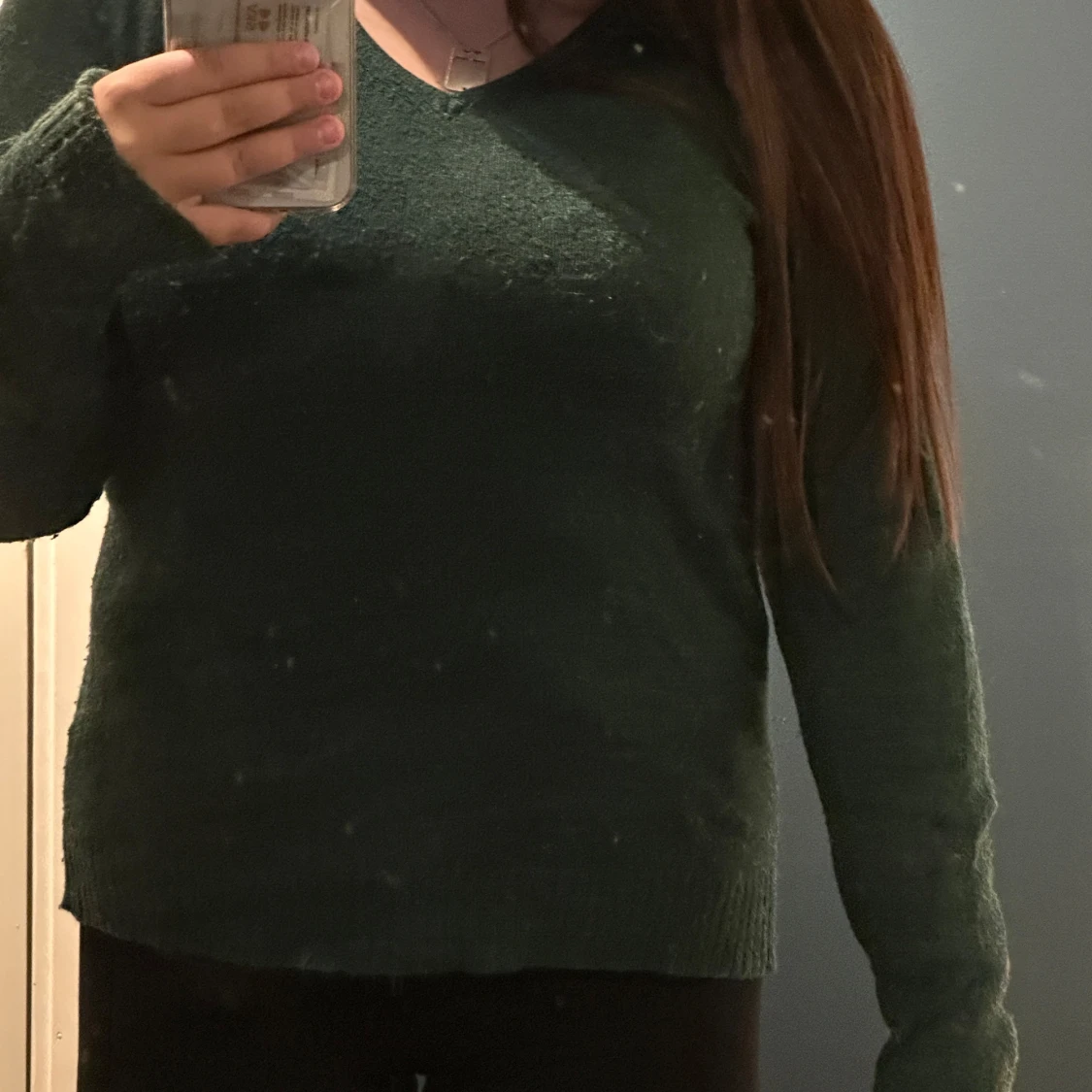 Mörkgrön stickad tröja med v-ringning - 1