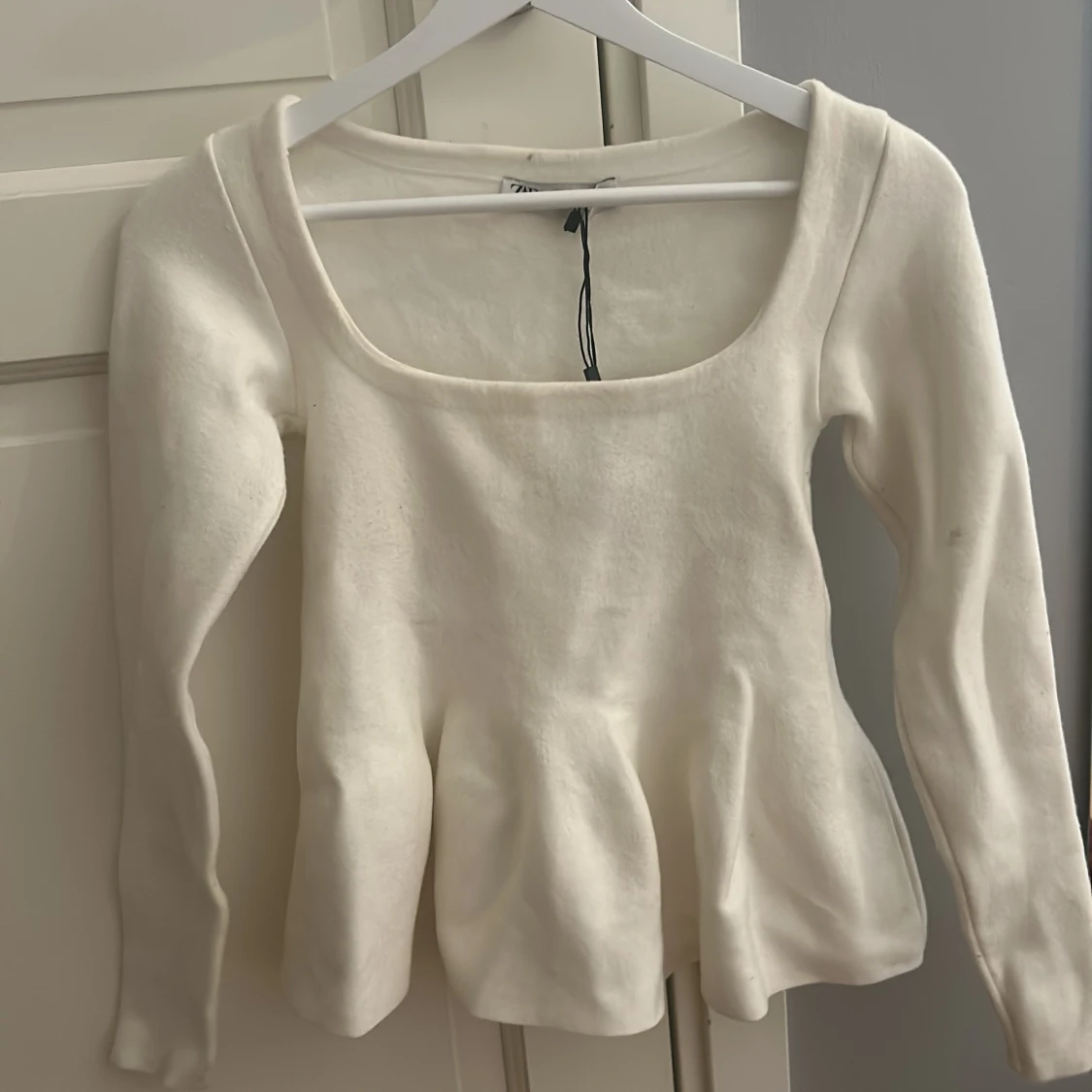 Finstickad utsvängd topp