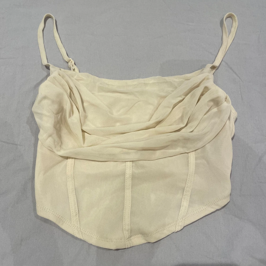 Beige korsettlinne med drapering