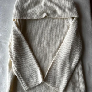 Offshoulder tröja - Stickad offshoulder-tröja från H&M.  Använd 1 gång. Fraktar inom 24h!