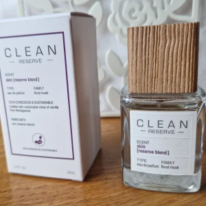 Clean Reserve Skin EdP 30ml - Modern eau de parfum med floral musk-karaktär. Innehåller hållbara noter av vanilj från Madagaskar. Volym: 30 ml. Perfekt för dig som gillar eco-conscious och stilrena dofter.