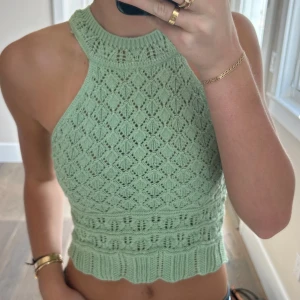 Grön haltertop - Virkad, ljusgrön haltertop. Den ser likadan ut baktill. Toppskick! Från stradivarius.