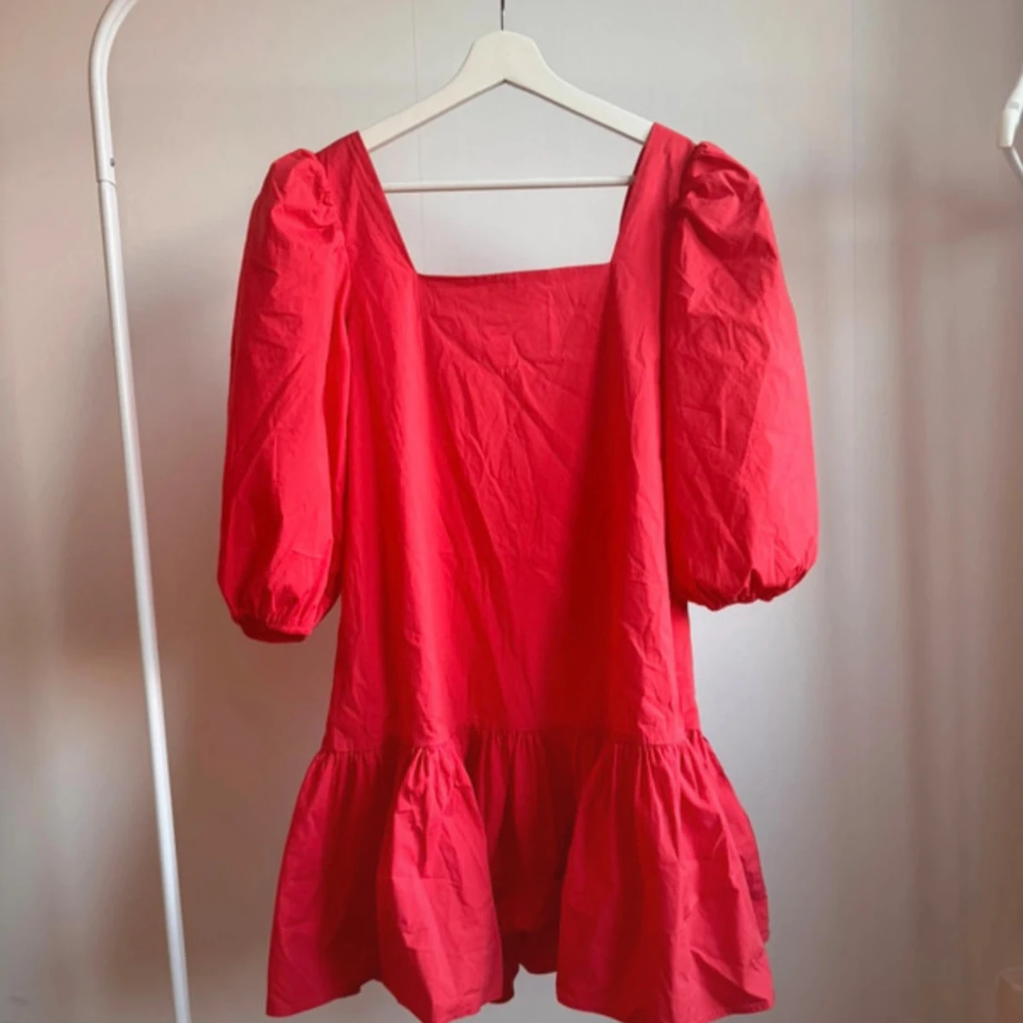 Röd klänning med puffärm - 1