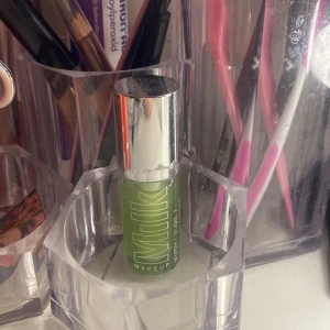 Milk lip oil!🍏 - Oanvänd Milk lip oil ”green dragon”, en genomskinlig fin färg som lägger sig fint på läpparna!😁