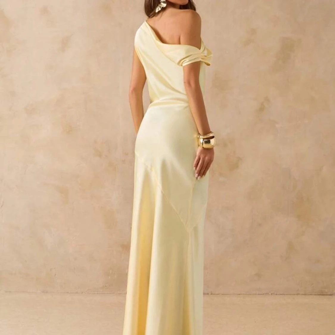 Ljusgul långklänning offshoulder - 1