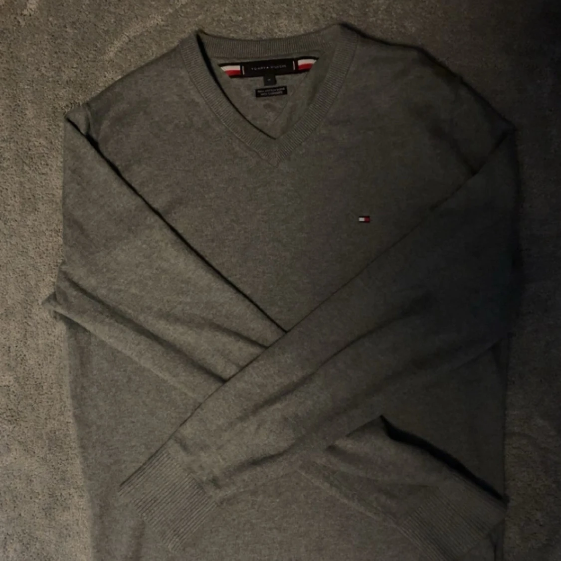 Grå v-ringad tröja Tommy Hilfiger