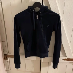 Mörkblå hoodie från Juicy Couture XS - Snygg mörkblå hoodie från Juicy Couture tröja med dragkedja och snörning i huvan.