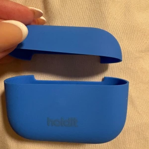 Air pods PRO skal  - Säljer ett air pods PRO skal i blå och ifrån Holdit. Är inte använd så pass mycket så att de märks, men ett par gånger. 