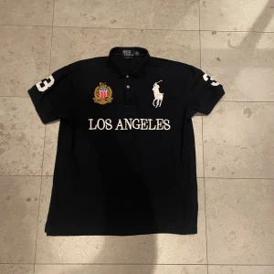 Polo Ralph Lauren ”Los Angeles” - Hej! Säljer en sjukt stilren Los Angeles  ”Cheif keef” Polo från Ralph Lauren i mycket bra skick. Storlek: M, men passar S och M. Skick: 7.9/10 Hör av er vid frågor, är villig att sänka priset ett snäpp också, så buda på! 😊