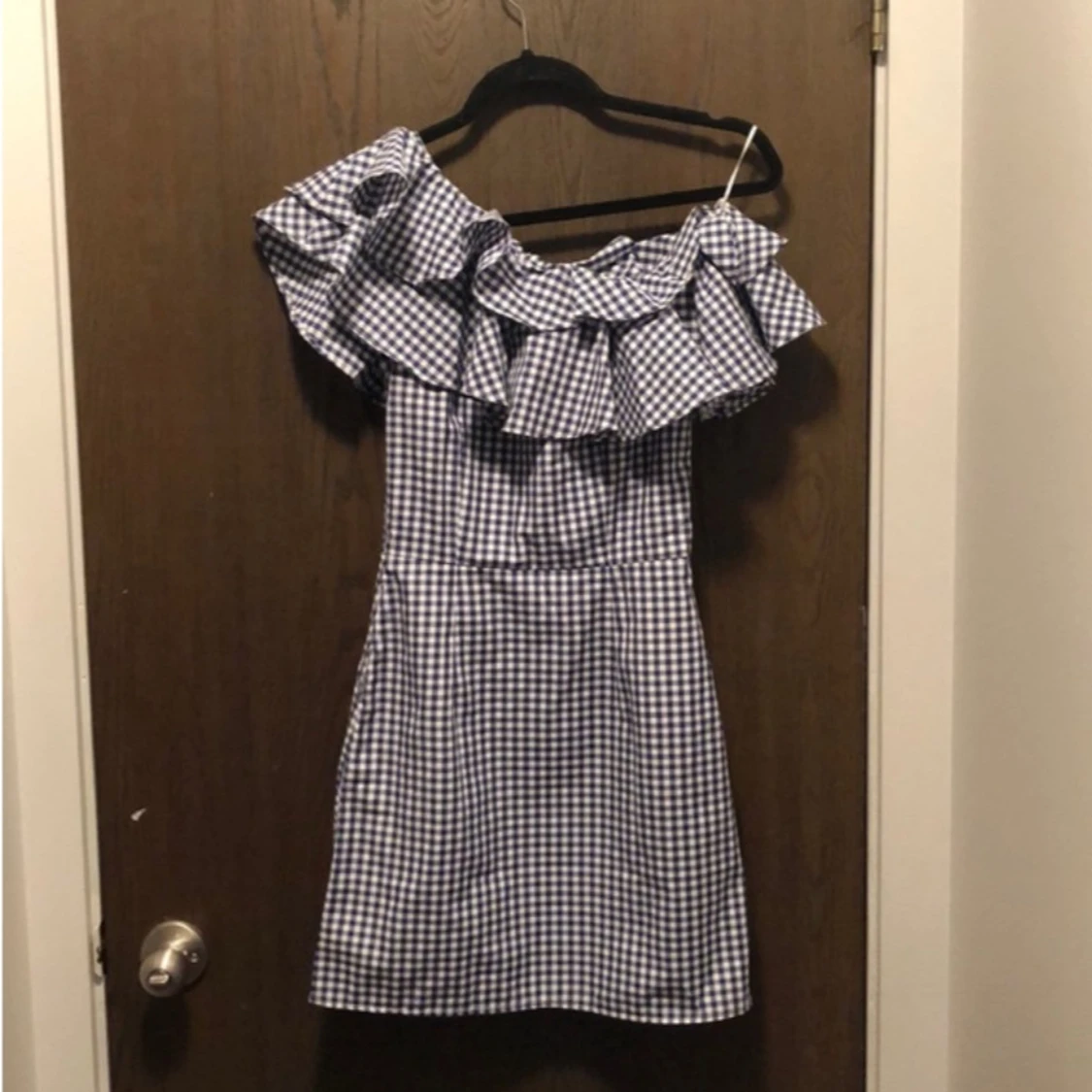 Blårutig offshoulder klänning med volang - 1