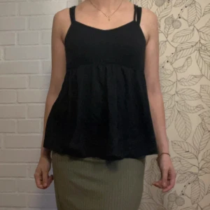 Svart topp - Svart topp i storlek S från Shein. Fint skick  Kolla gärna in mina andra artiklar också för lite bundle-rabatt😊
