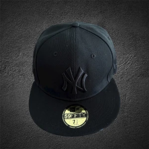 New era keps - Säljer denna jättesnygga new era kepsen | skick 10/10 aldrig använd | Storlek 7 1/2 (59,6cm) | skriv vid frågor och funderingar! | skickar inom 24h📦