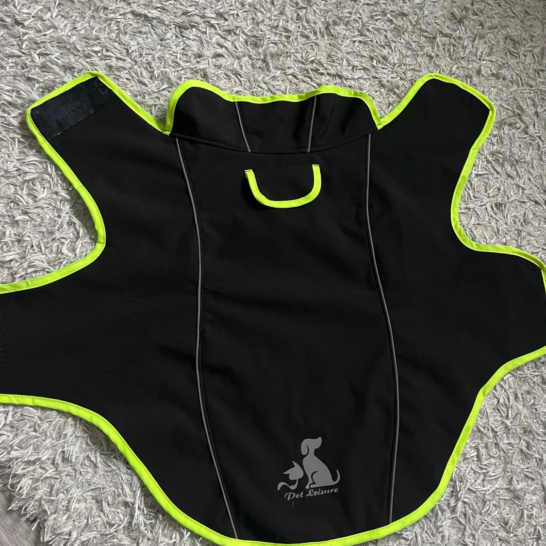 Svart regnjacka till hund från Pet Leisure
