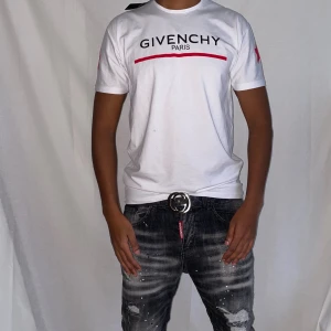 Givenchy t shirt strl S - Helt ny. Fin replika med grym kvalitet. Modellen är 175cm lång bär storlek S. Normal i passformen. Pris: 499kr. Först till kvarn. Skickas direkt inom 24h