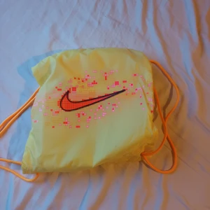 Gul Nike ryggsäck kommer med en överraskning i - Säljer en gul Nike påse med en överraskning i