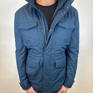 J.Lindeberg Jacka  - Hej! Säljer nu denna väldigt snygga och eftertraktade J.Lindeberg Fieldjacka!  Jackan är slutsåld överallt och går inte att få tag på… jackan är perfekt nu till hösten/vintern  Storlek L   Ny pris: 6000 kr Säljs för: 1199 kr 