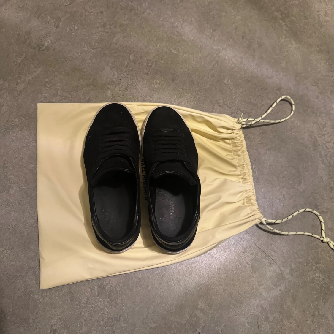 Axel Arigato. Har inte använt dom mycket, med påsen, inför vintern, snabb leverans.