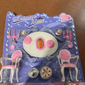 Leisure Hour Deluxe Playset - Charmigt lekset med matbord, två stolar, tallrikar, bestick, tårta och andra tillbehör. Perfekt för barn som gillar att leka med dockhus eller skapa egna middagsbjudningar. Allt är nytt i förpackning och i fint skick.