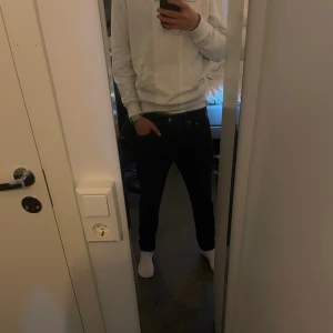 Levis mörkblå jeans W29 L30 - Helt nya endast använda 3 gånger innan dem blev för små, det finns kvitto man får med kostade 1300kr nya mitt pris 500kr. Mörkblå Levi's 512 jeans med klassisk femficksdesign och gul kontrastsöm. Slimmad passform med rakare ben och normal midja. Ikonisk läderpatch bak och röd Levi's-tag på bakfickan. Perfekta för en stilren och enkel look.