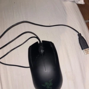 Razer USB Gaming Mouse - Razer USB-ansluten gamingmus med klassisk svart design och grönt Razer-logo. Musen är i fungerande skick.