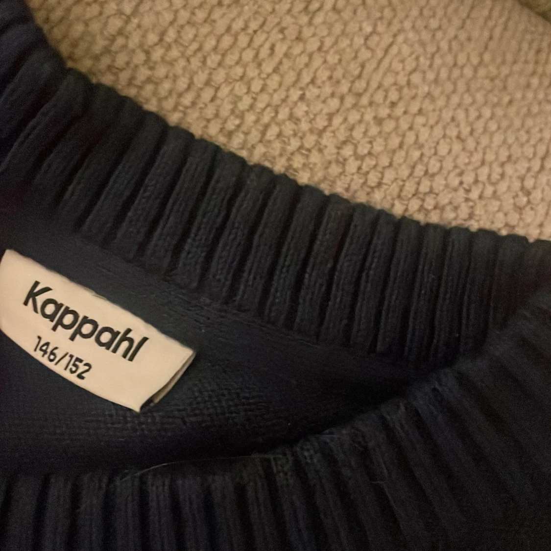 Mörkblå jultröja med snowboardande tomte - 2