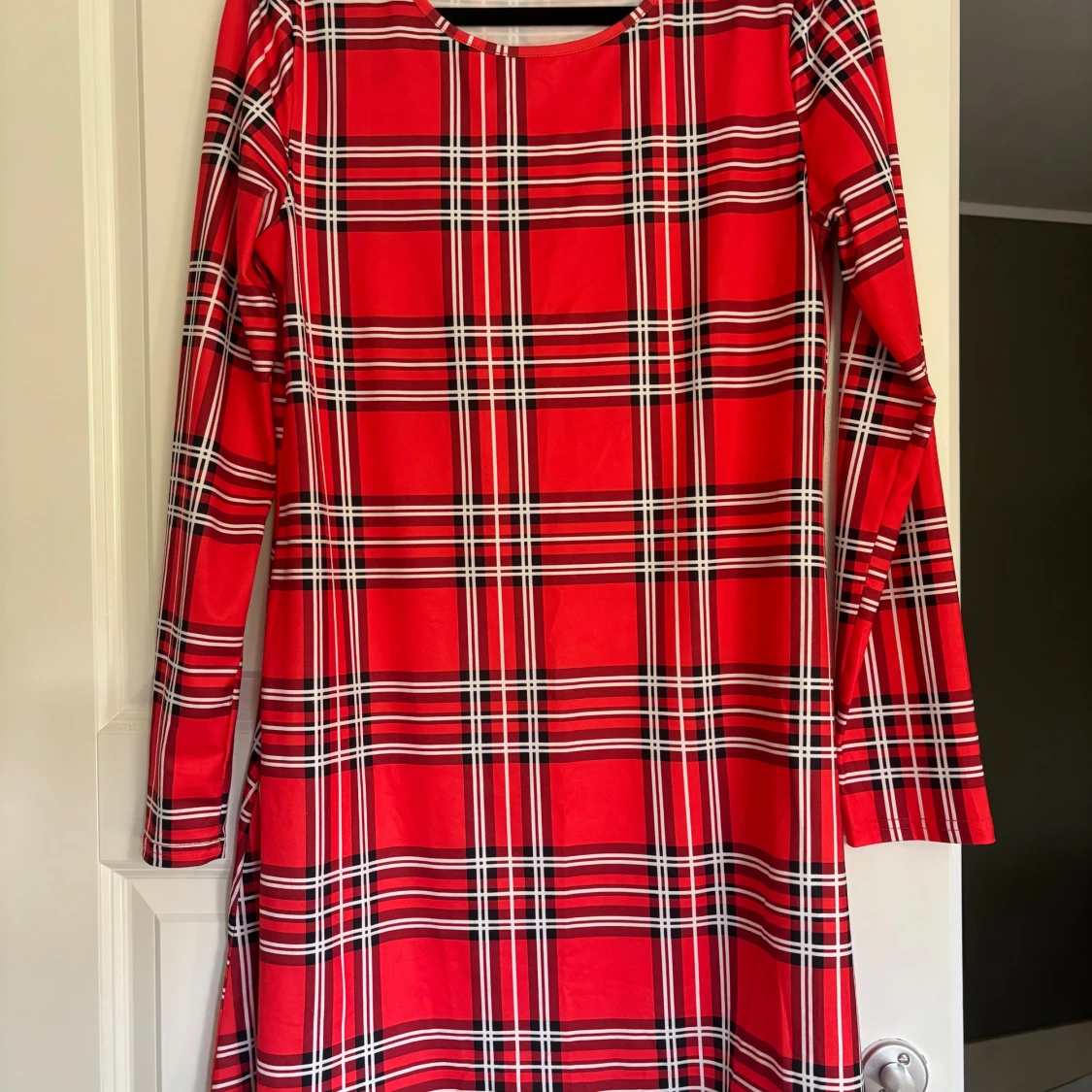 Röd rutig långärmad klänning