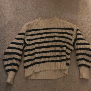Randig stickad tröja i beige och svart - Jätteskön och mysig stickad tröja 