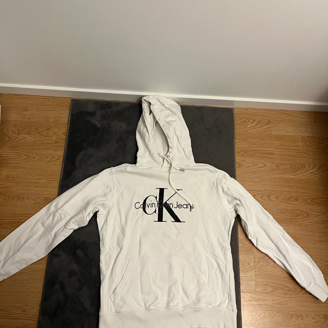 Vit hoodie från Calvin Klein Jeans
