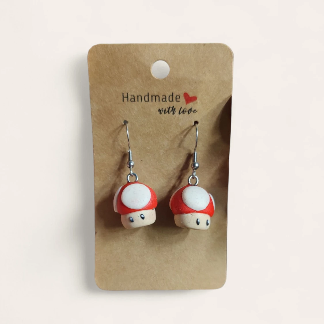 Handgjorda svampörhängen i rött och vitt