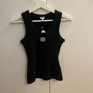 Loewe linne - Svart ribbat linne från Loewe, köpt på Plick men är osäker på äkthet därav priset 🥰passar xs/s