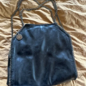 Stella väska - Säljer Dena Stella McCartney väskan i fint skick💕skriv för frågor eller funderingar!