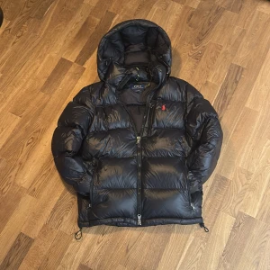Polo ralph lauren jacka  - Säljer min Ralph lauren jacka som är i väldigt bra skick och för ett väldigt bra pris. Inte använd särskilt mycke och är perfekt nu till vintern. Nypris 6699 Mitt pris 3799 !Priset kan självklart diskuteras!