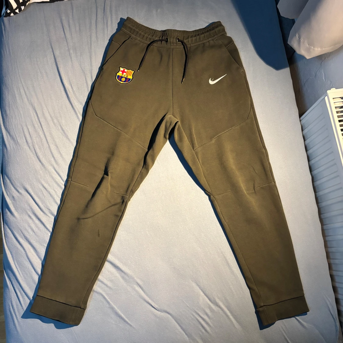 Nike x FC Barcelona mjukisbyxor olivgrön