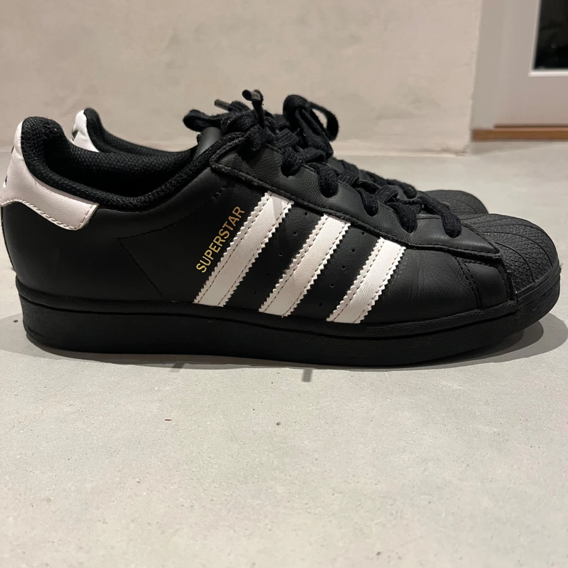 Adidas Superstar svarta sneakers - 1