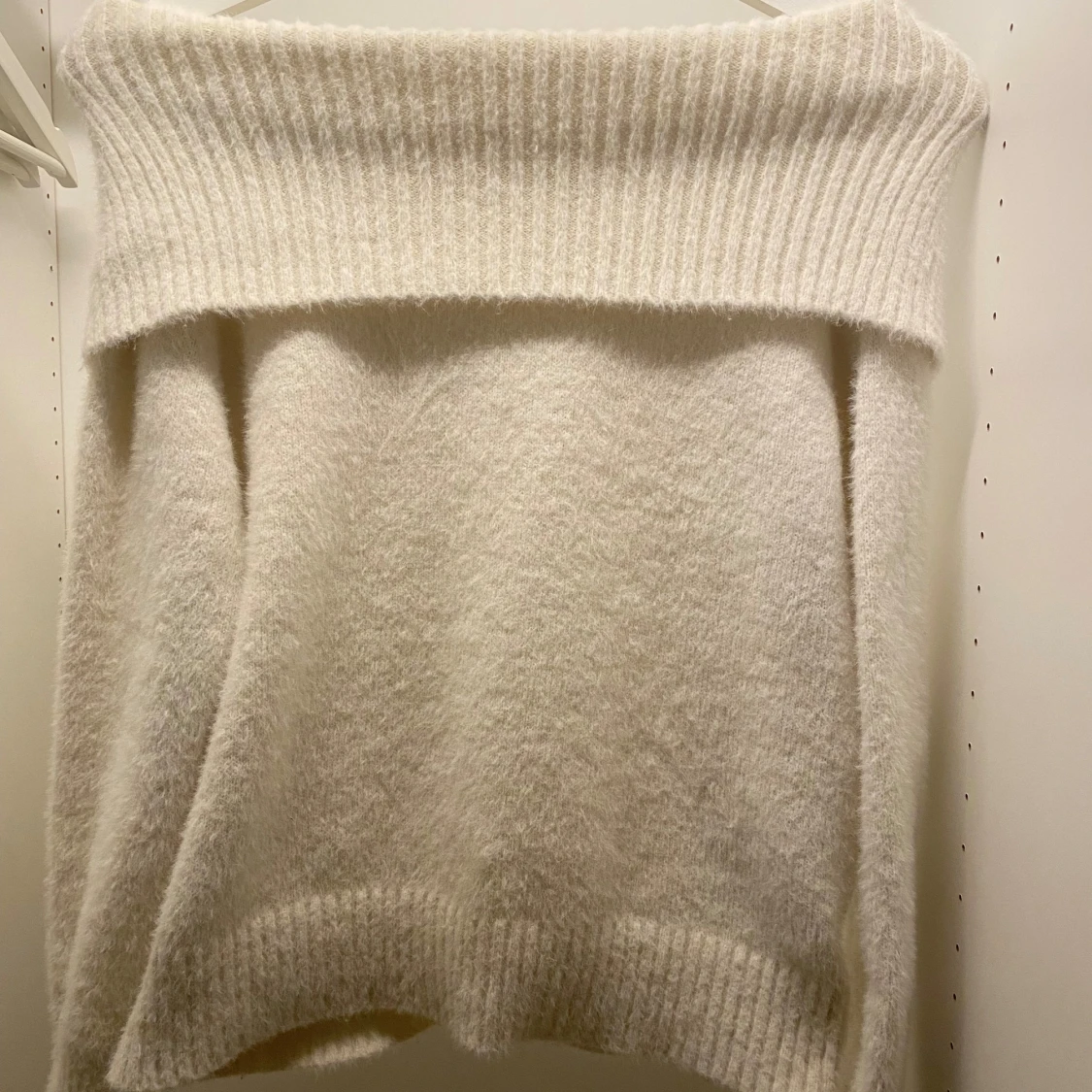 Offshoulder vit stickad tröja Lindex